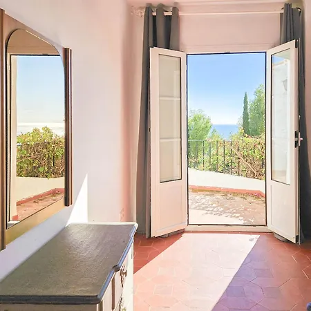 Three Bedroom Town House In Altos De Марбелья