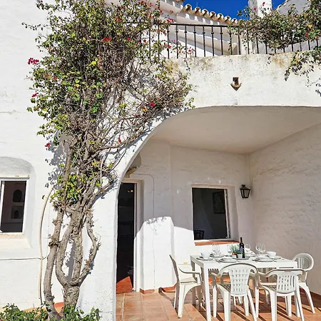 Three Bedroom Town House In Altos De 马尔韦利亚