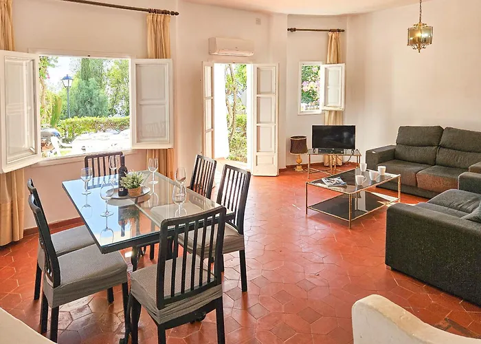 Будинок відпочинку Three Bedroom Town House In Altos De Марбелья