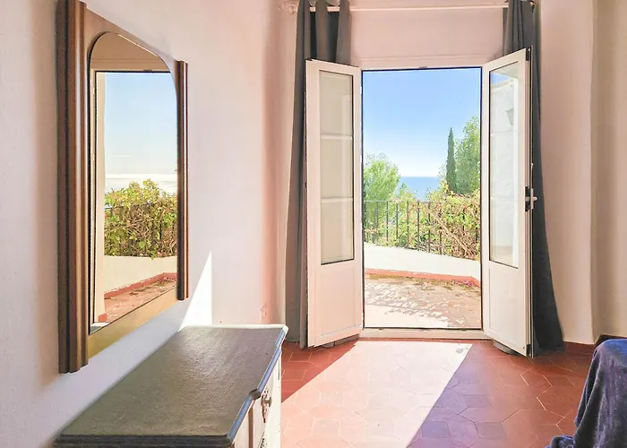 Three Bedroom Town House In Altos De Марбелья