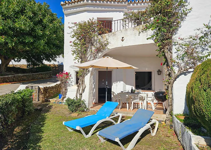 Three Bedroom Town House In Altos De Nyaraló Marbella