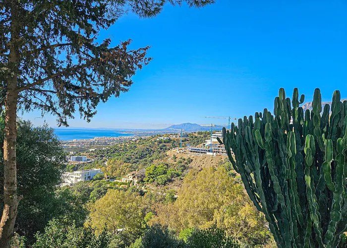 Three Bedroom Town House In Altos De Nyaraló Marbella